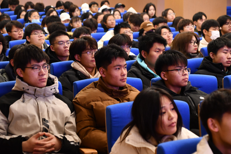 【雷锋杂志社青岛工作站】全国劳模许振超在2023白菜网总站大全讲述“工匠精神”