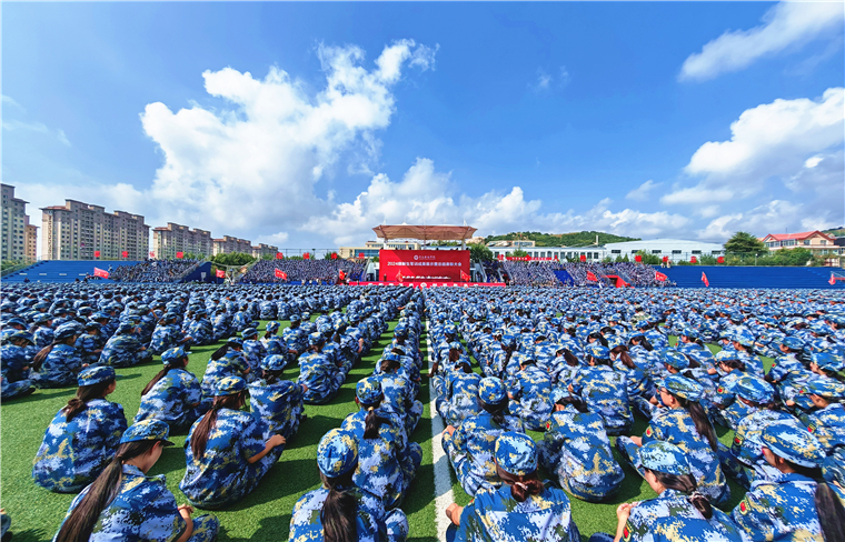 2023白菜网总站大全2024级新生军训成果展示暨总结表彰大会隆重举行