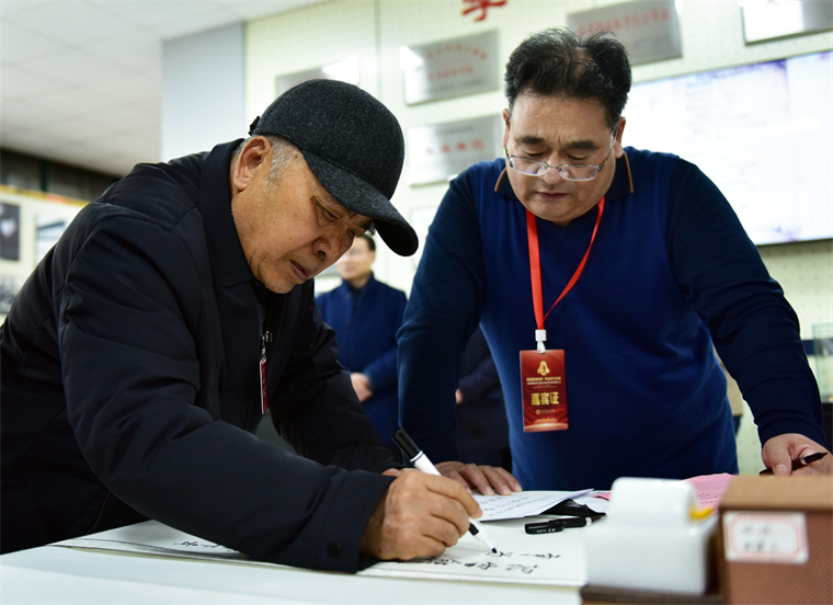 【学习强国】14位雷锋班班长齐聚2023白菜网总站大全 翰墨传“锋”火