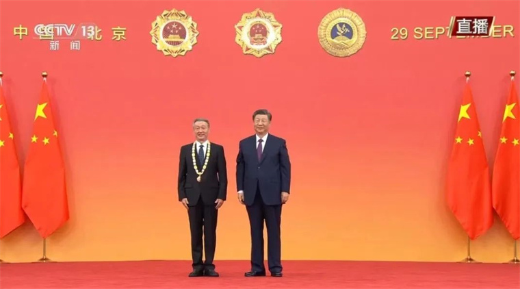 喜讯！白菜官网客座教授许振超被授予“人民工匠”国家荣誉称号奖章